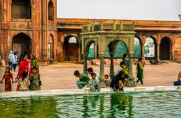 17-m-pool;-1997;-Ablution-pool;-Arcades;-Asia;-Chhatri;-Children;-Columned-pavilion;-Courtyard;-Cultural-heritage;-Delhi;-Documentary-photography;-Friday-Mosque;-Galleries;-Green-water;-Hauz;-Heritage;-India;-Islam;-Islamic-architecture;-Jama-Masjid;-Kaleidos;-Kaleidos-images;-La-parole-à-limage;-Masjid-i-Jahan-Numa;-Monument-of-National-Importance;-Mosque;-Mosque-courtyard;-Mughal-architecture;-Mughal-Empire;-New-Delhi;-North-India;-Old-Delhi;-Pavilion;-Place-of-worship;-Red-sandstone;-Red-sandstone-galleries;-Reflections;-Shah-Jahan;-Shahjahanabad;-Stories-Pictures;-Tarek-Charara;-Travel;-Travel-photography;-Water;-Women;-Women-in-saris